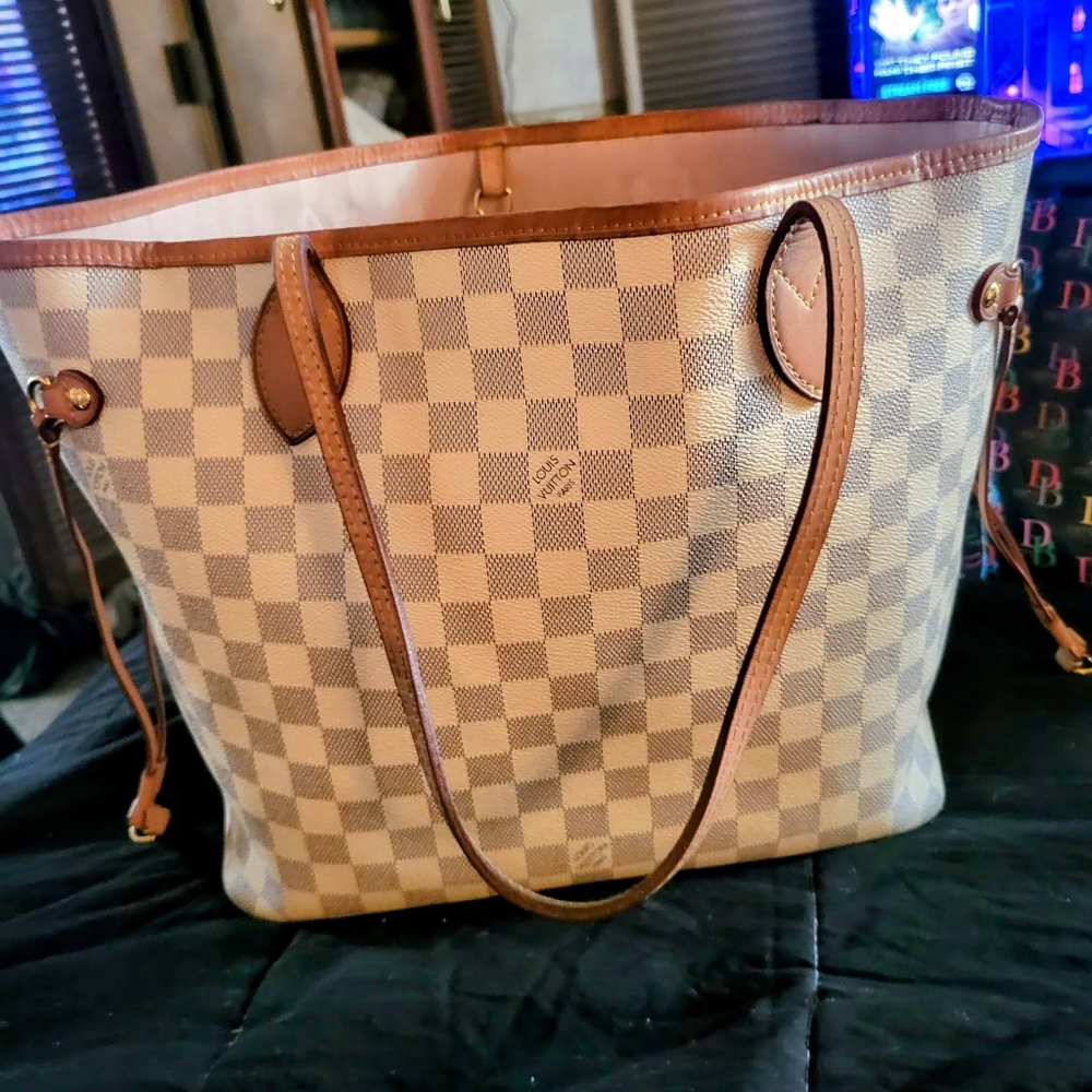 Louie Vuitton Bag👜 Comes With Full Sized Wallet